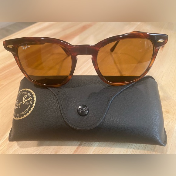 Ray-Ban Sunglasses - Picture 3 of 9